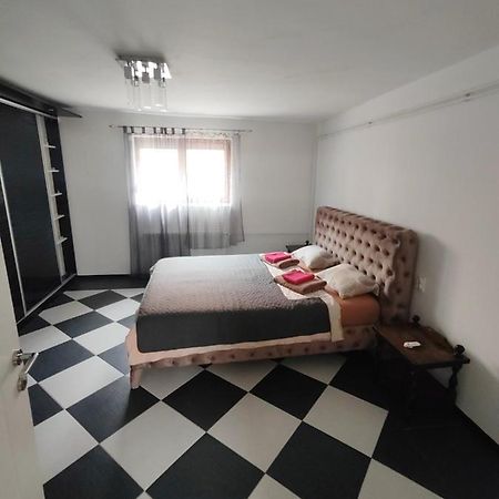 Downtown Apartment Ni Eksteriør billede