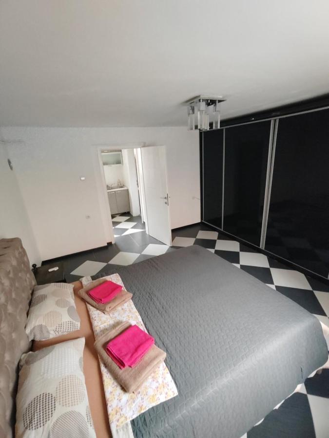 Downtown Apartment Ni Eksteriør billede